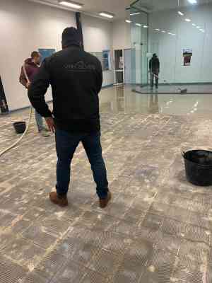 260 m2 egaliseren, plak pvc leggen, hoge plinten monteren en afkitten..jpg