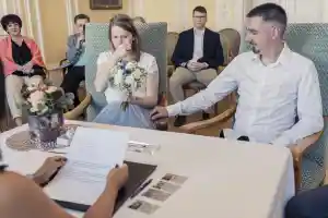fotograf_kirchhain_Standesamtliche_Hochzeitsfotos_–_und_ihr_seid_wieder_mittendrin_5.jpg