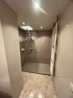 Renovatie van bestaande badkamer met behoud van vloer.jpg