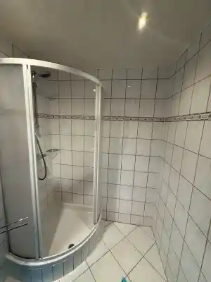 Gedeeltelijke badkamerrenovatie met veilige instapdouche.jpg