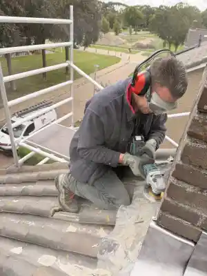 Schoorsteen voorzien van nieuw lood, Veendam.jpg