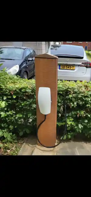 Laadpaal + tesla charger.jpg