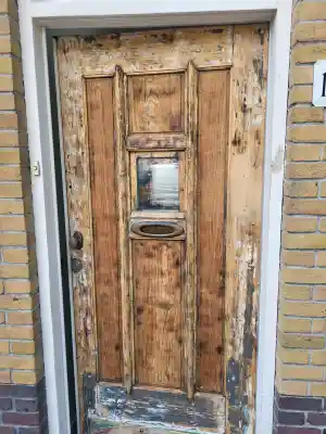 Voordeur kaal gemaakt en nieuw verfsysteem aangebracht..jpg