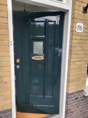 Voordeur kaal gemaakt en nieuw verfsysteem aangebracht..jpg