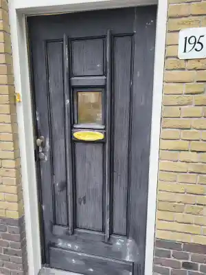 Voordeur kaal gemaakt en nieuw verfsysteem aangebracht..jpg