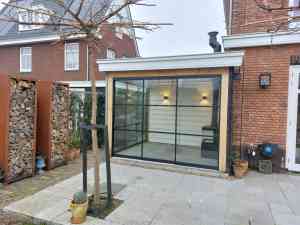 Tuin kamer met glazen schuifwanden.jpg