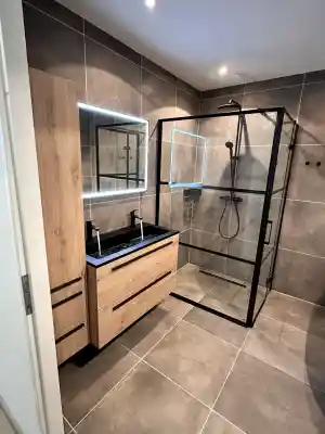 Badkamer met zwarte accenten.jpg