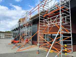 272 panelen full black op een bedrijfspand.jpg