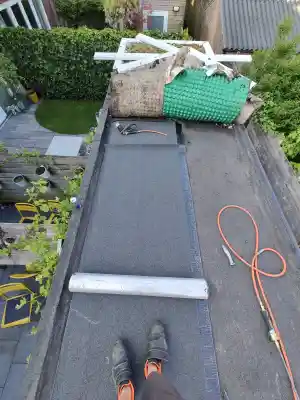 Bitumen schuurdak onder bestaande sedum dak vernieuwen. .jpg