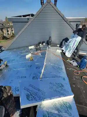 Loch hellende bitumen dak Isoleren & schoorsteen renovatie. .jpg