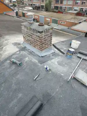 Loch hellende bitumen dak Isoleren & schoorsteen renovatie. .jpg