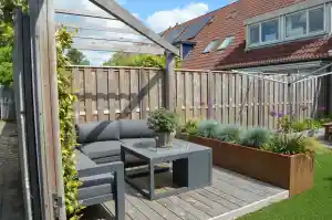 Een speels tuinontwerp met hoogteverschillen in Wijk bij Duurstede.jpg