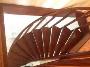 Binnentrap van vernis naar wit .jpg