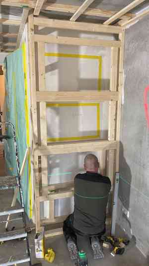 Plafond verlagen en nisjes maken woonkamer wc badkamer .jpg