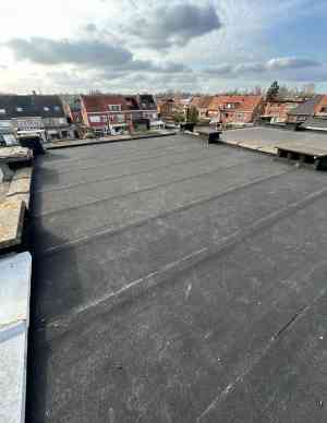 Kiezelsteentjes verwijderd dak geisoleerd en roofing geplaatst..jpg