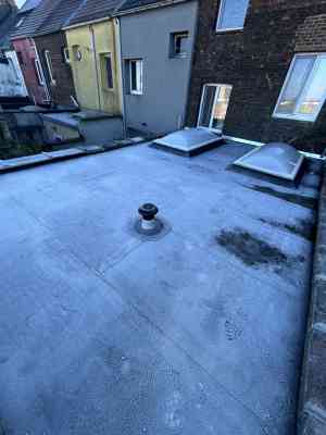 Dak geisoleerd. 2 koepels geplaatst. Roofing gebrand.(was koud buiten).jpg