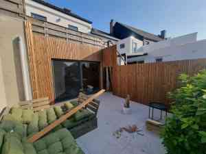 plaatsing terras + gevel bekleding in termowood.jpg