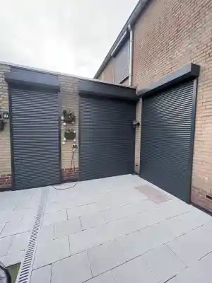 Solar rolluiken RAL 7021 met onzichtbaar zonnepaneel.jpg