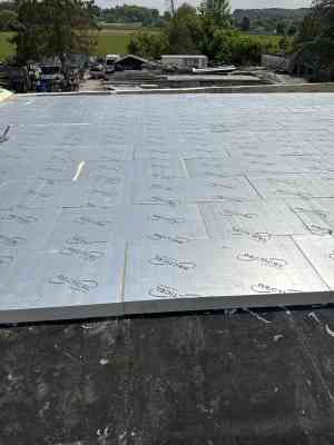 Dit plat dak werd geïsoleerd (4.5KwH) en afgewerkt met EPDM, dakrand.jpg