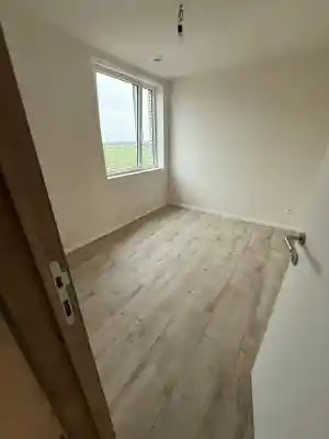 Plaatsen van laminaat 60m2 volledig afgewerkt met witte schildersplint.jpg