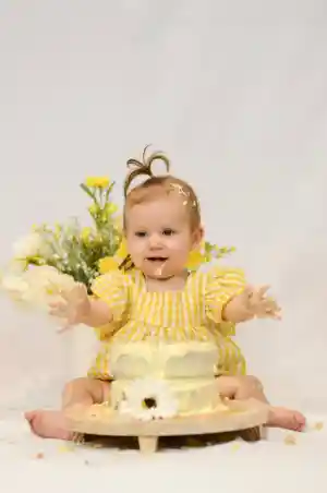 Smash cake Rosalie.jpg