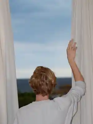 Stilte, zee en stijl: een dromerig moment met een vleugje fashion 🌊👜.jpg