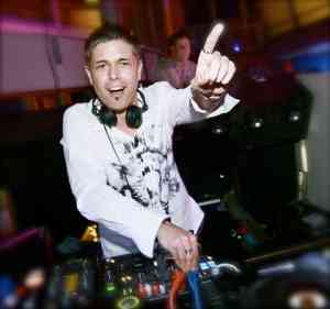 dj_herleshausen_Dee-Age_-_DJ_-_Moderation_-_Veranstaltungstechnik_2.jpg