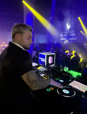 dj_m%C3%BCnchen_DJ_MADON_MASH_3.jpg