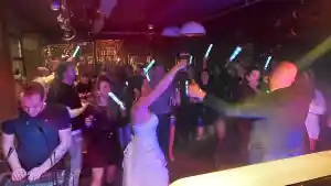 Bruiloftsfeest iedereen uit z'n dak!.jpg
