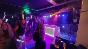 Bruiloftsfeest iedereen uit z'n dak!.jpg