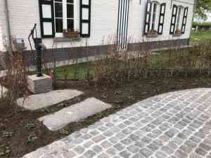 ontwerp en aanleg binnenplaats hoeve met herbruikte materialen.jpg