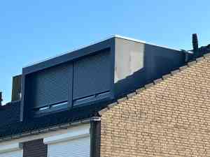 Plaatsen antracietkleurige dakkapel met rolluiken.jpg