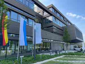 Einweihungsfeier im Max-Planck-Institut München-Garching.jpg