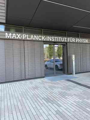 Einweihungsfeier im Max-Planck-Institut München-Garching.jpg
