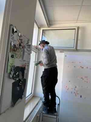 Fensterreinigung im Büro einer Immobilienfirma, Düsseldorf-Gerresheim.jpg
