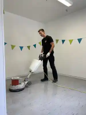 Professionelle Grundreinigung und Beschichtung von Linoleumböden.jpg