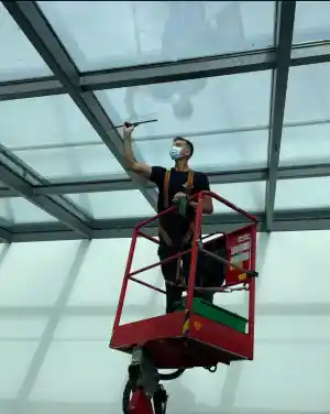 Glasreinigung einer Glasbedachung.jpg