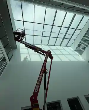 Glasreinigung einer Glasbedachung.jpg