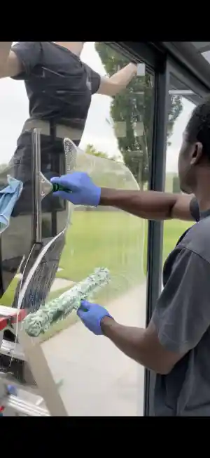 Reinigung eines Wintergartens von innen und außen.jpg