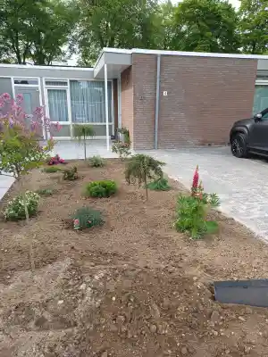 Vakkundig afgegraven en strak opnieuw gezet.jpg