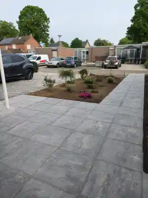 Vakkundig afgegraven en strak opnieuw gezet.jpg