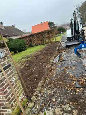 verwijdere van bestaande planten+ aanplanting van nieuwe beuken hagen .jpg