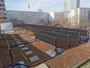 45 kW Gründach Solaranlage mit senkrecht montierten Modulen .jpg