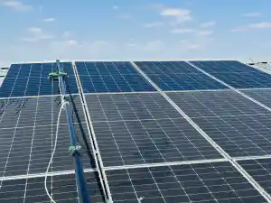 Zonnepanelen schoonmaken.jpg