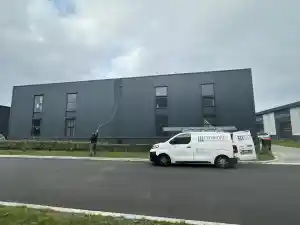 Glasbewassing en gevelbeplating gereinigd.jpg