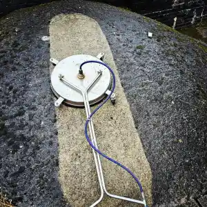 Het pad schoonmaken met een stoomreiniger.jpg