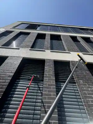 Glasreinigung eines 30M hohen Gebäudes mittels Osmoseverfahren.jpg