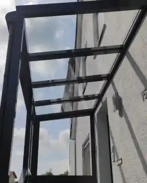 Reinigung von Glas-Eingangsüberdachungen – sauber, klar .jpg