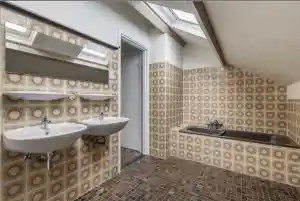 Complete badkamerrenovatie met strak modern toilet.jpg