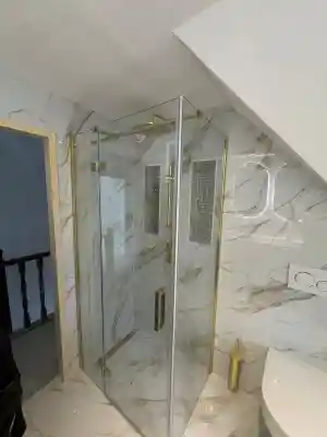 Luxe marmeren badkamer met gouden hoteluitstraling.jpg